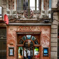 Fachada histórica con botica