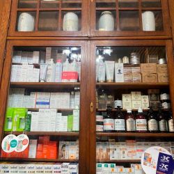 Armario antiguo de madera con medicamentos